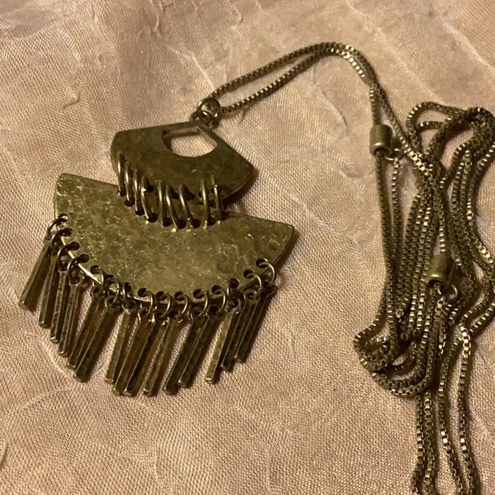 Silver colored box linked necklace with pendant with half moon & fringes - Picture 4 of 8